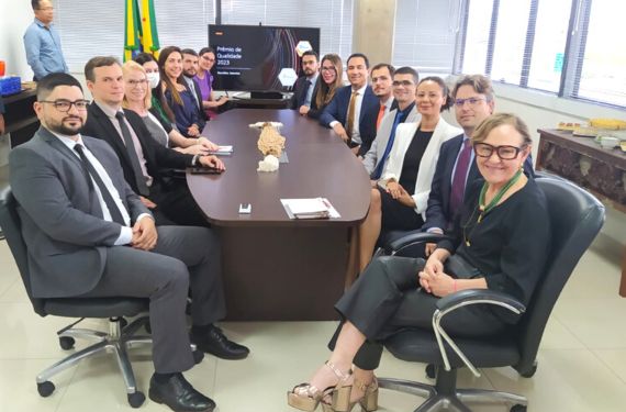 Fotografia da reunião entre a presidente do TJAC, desembargadora Regina Ferrari e os juizes substitutos, no gabinete da presidência, tratando do Prêmio CNJ  de Qualidade
