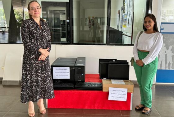 Na imagem, duas mulheres, representantes do judiciário Acreano e da educação municipal do município de Porto Acre, participam de solenidade de entrega de computadores