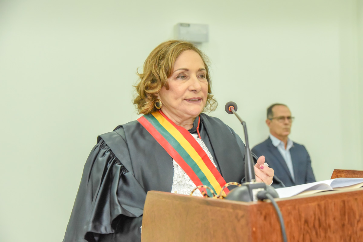 desembargadora Eva Evangelista, membro da corte, de vestimenta usada pelo Judiciário, cor preta, parabeniza os dez novos juízes de Direito substitutos durante solenidade