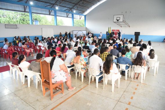 Na imagem noivas e noivos que participaram do casamento coletivo no município de Capixaba. No fundo da imagem o juiz de Direito substituto Bruno Perrota realiza a oficialização do matrimônio