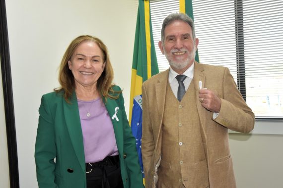 desembargadora-presidente do tribunal de justiça do acre, Regina Ferrari e desembargador Luís Camolez, vice-presidente do tribunal de justiça do acre realizam ato simbólico para promover a cultura da paz