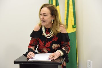 Foto da presidente do TJAC, desembargadora Regina Ferrari. Ela aparenta ter cerca de 50 anos, é branca, loira e usa um vestido florido.