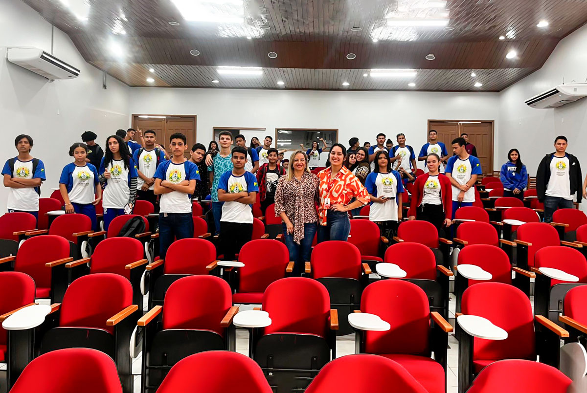 Foto de estudantes da escola Boa União em palestra sobre violência doméstica e familiar.