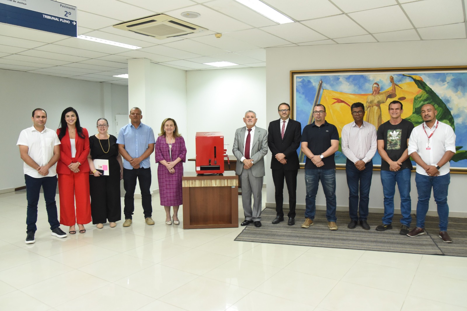 Foto da solenidade de doação da máquina. Na imagem, estão desembargadores, servidores do TJAC e Iapen.