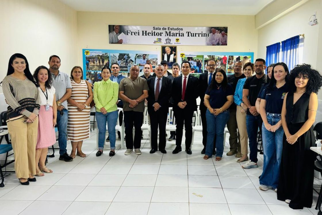 Foto dos membros do GMF em uma reunião na cidade de Sena Madureira. Ao centro, está o supervisor do GMF no Acre, desembargador Francisco Djalma. Ao lado direito dele, está o juiz da Vara Criminal de Sena Madureira, Éder Viegas. Ao esquerdo, o prefeito de Sena Madureira, Mazinho Serafim.